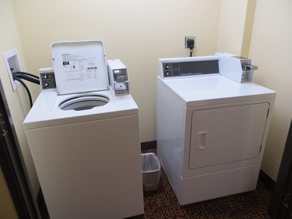 The Edgewood Hotel And Suites Fairbury Eksteriør billede