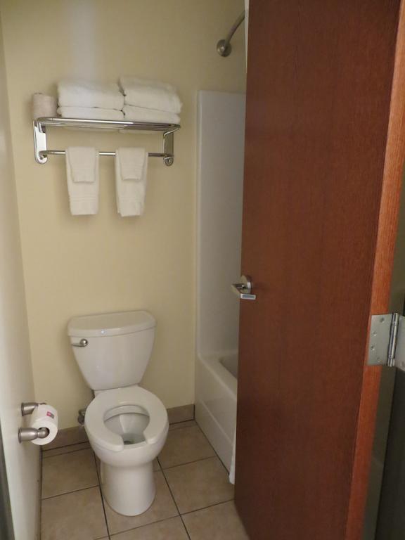 The Edgewood Hotel And Suites Fairbury Eksteriør billede