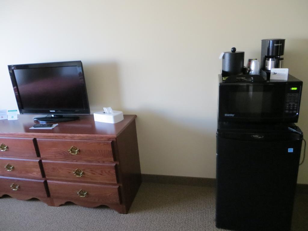 The Edgewood Hotel And Suites Fairbury Eksteriør billede
