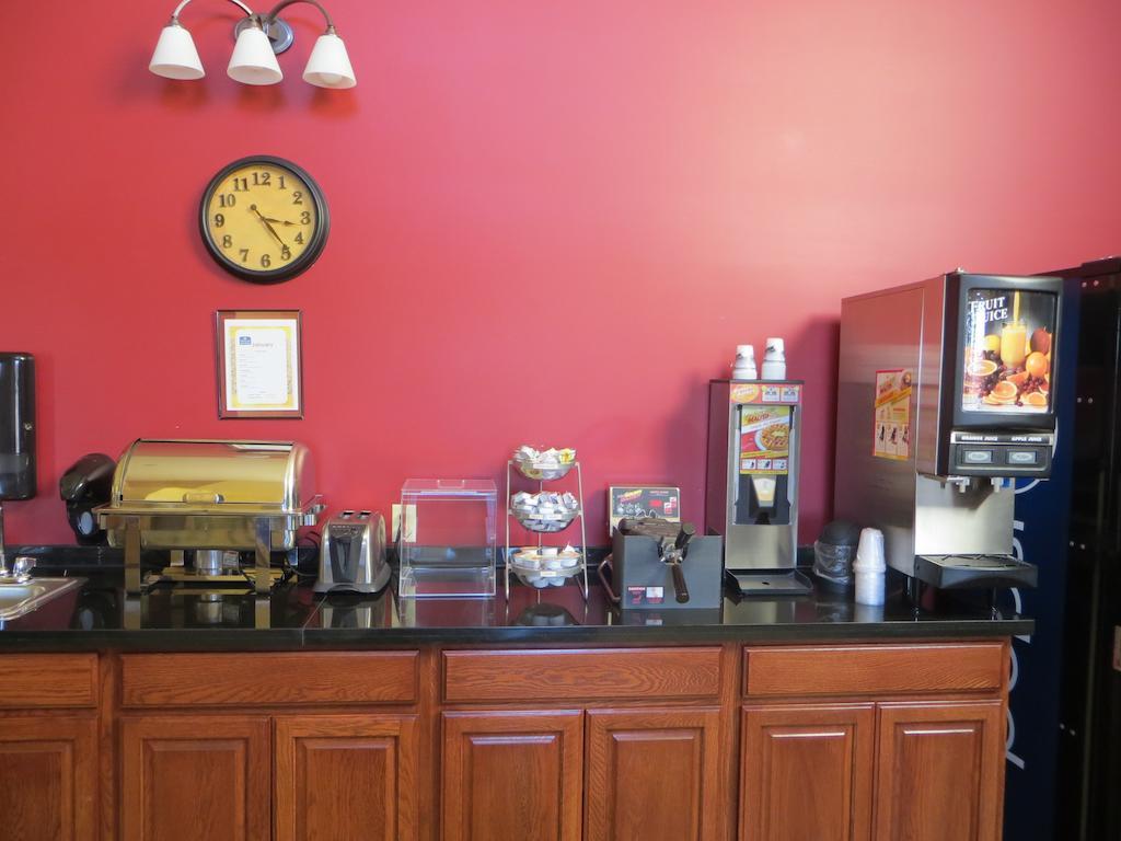 The Edgewood Hotel And Suites Fairbury Eksteriør billede