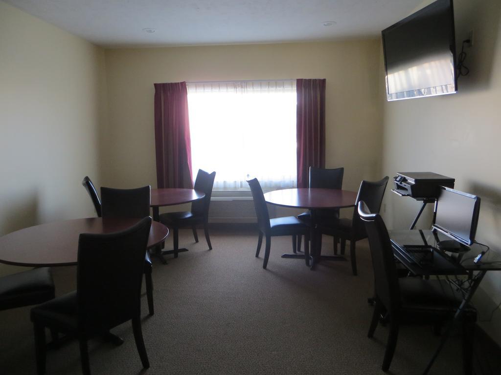 The Edgewood Hotel And Suites Fairbury Eksteriør billede