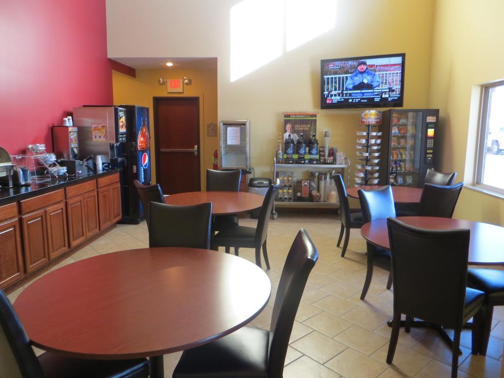 The Edgewood Hotel And Suites Fairbury Eksteriør billede