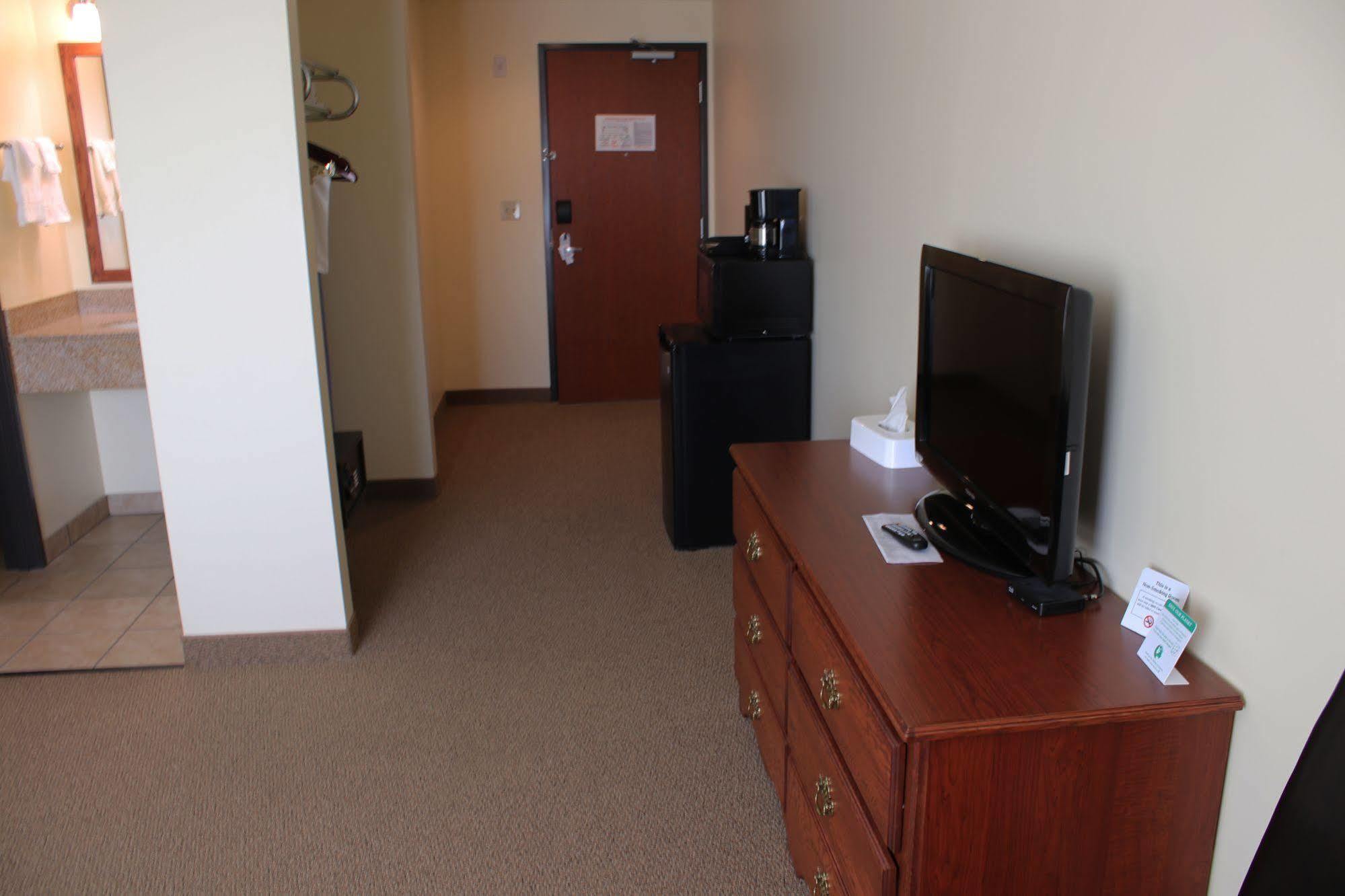 The Edgewood Hotel And Suites Fairbury Eksteriør billede