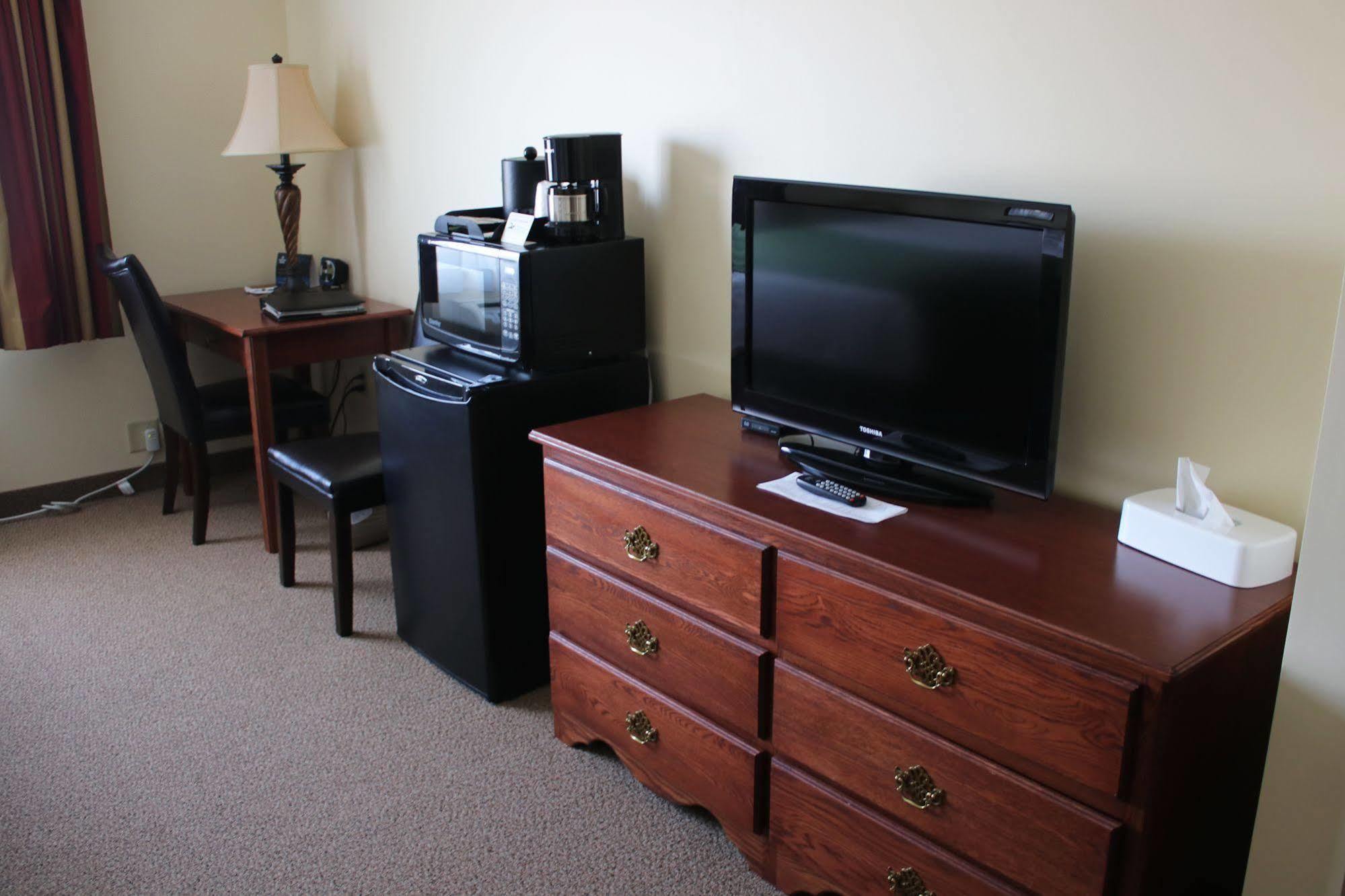 The Edgewood Hotel And Suites Fairbury Eksteriør billede