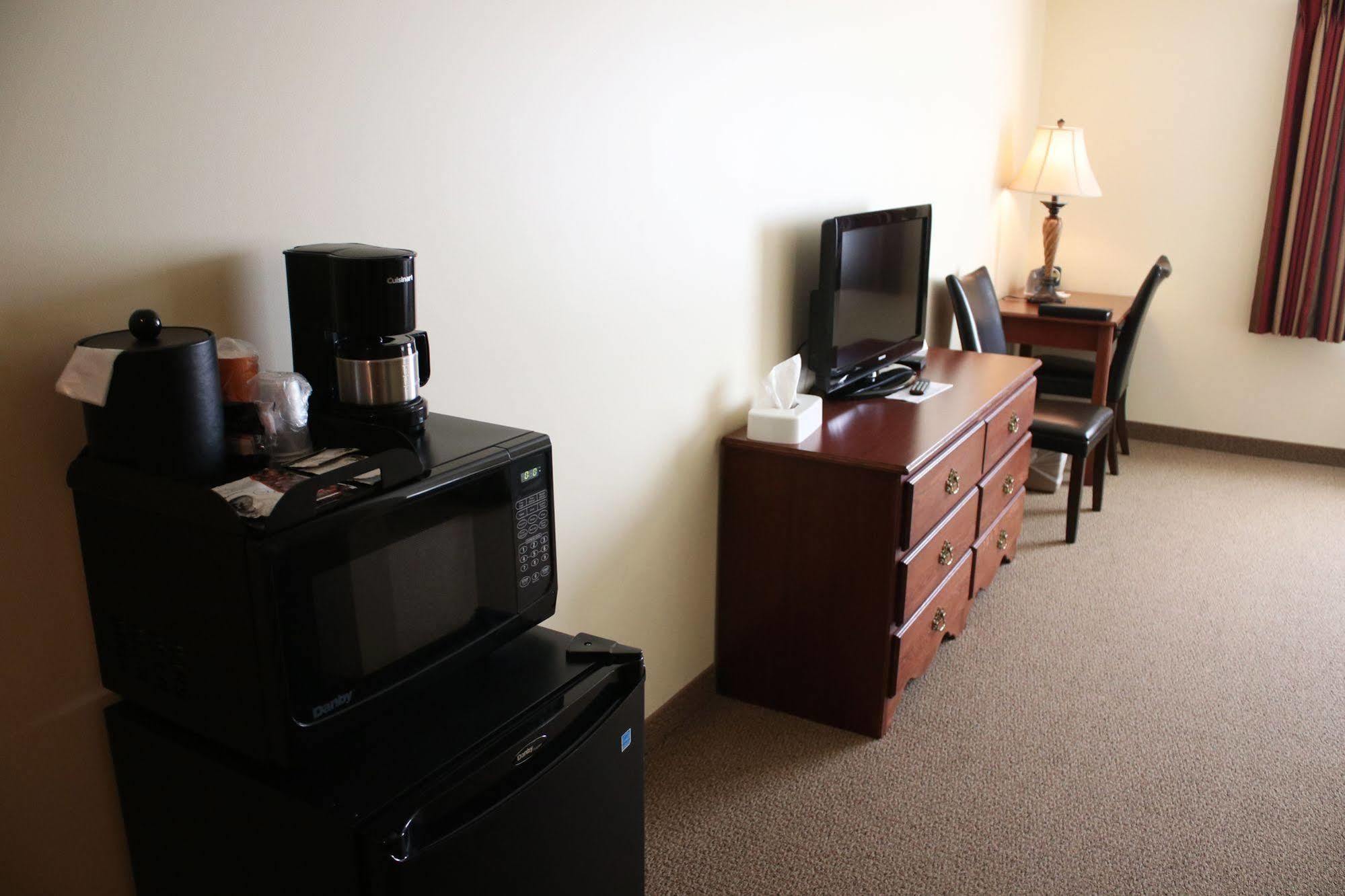 The Edgewood Hotel And Suites Fairbury Eksteriør billede