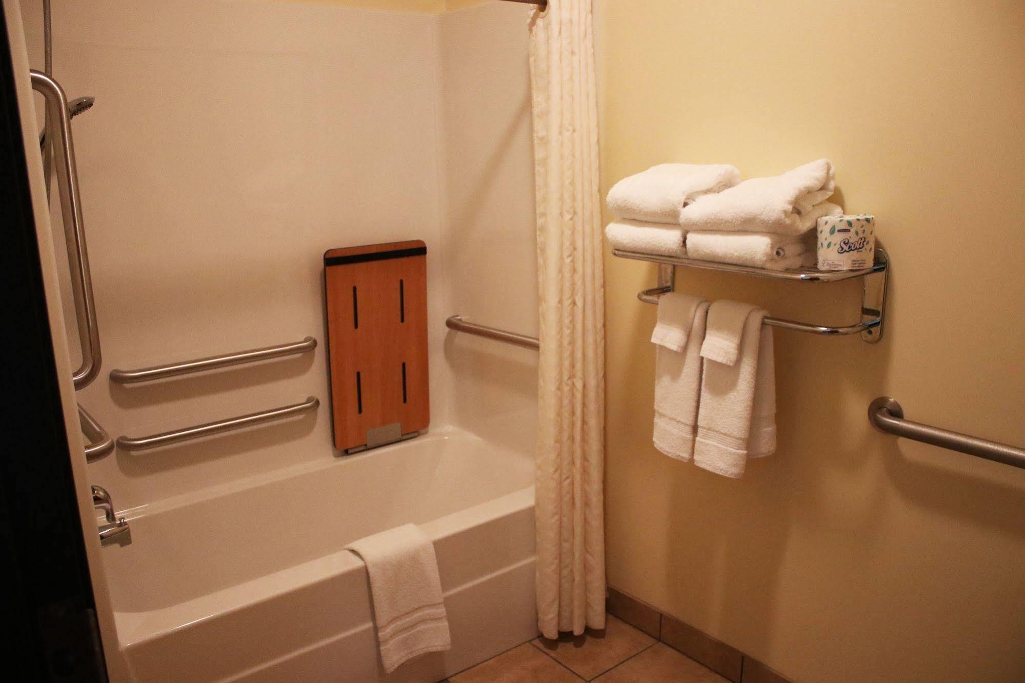 The Edgewood Hotel And Suites Fairbury Eksteriør billede