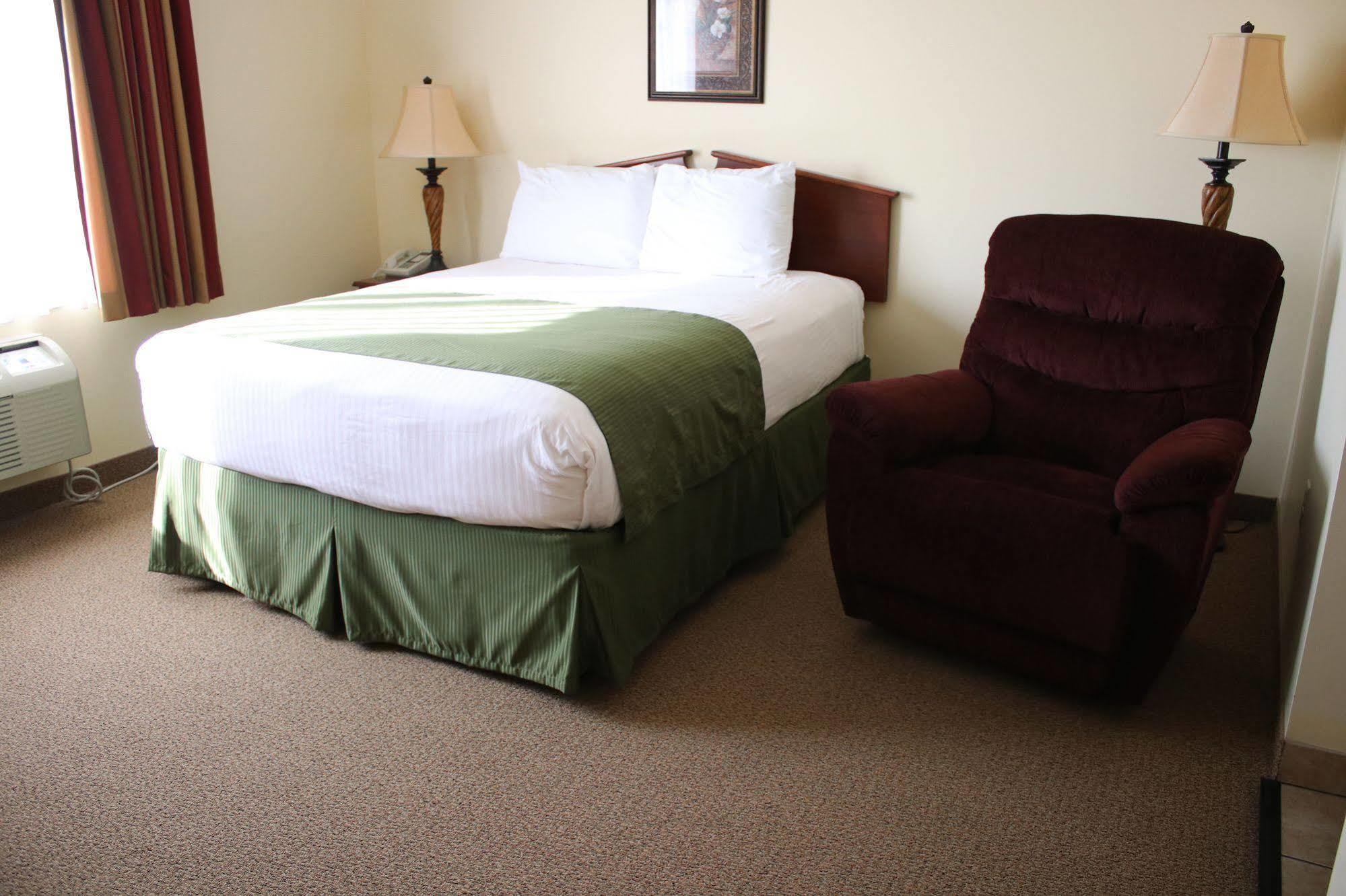 The Edgewood Hotel And Suites Fairbury Eksteriør billede