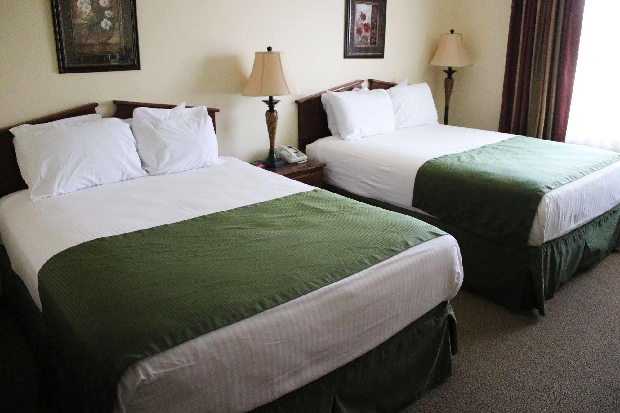 The Edgewood Hotel And Suites Fairbury Eksteriør billede