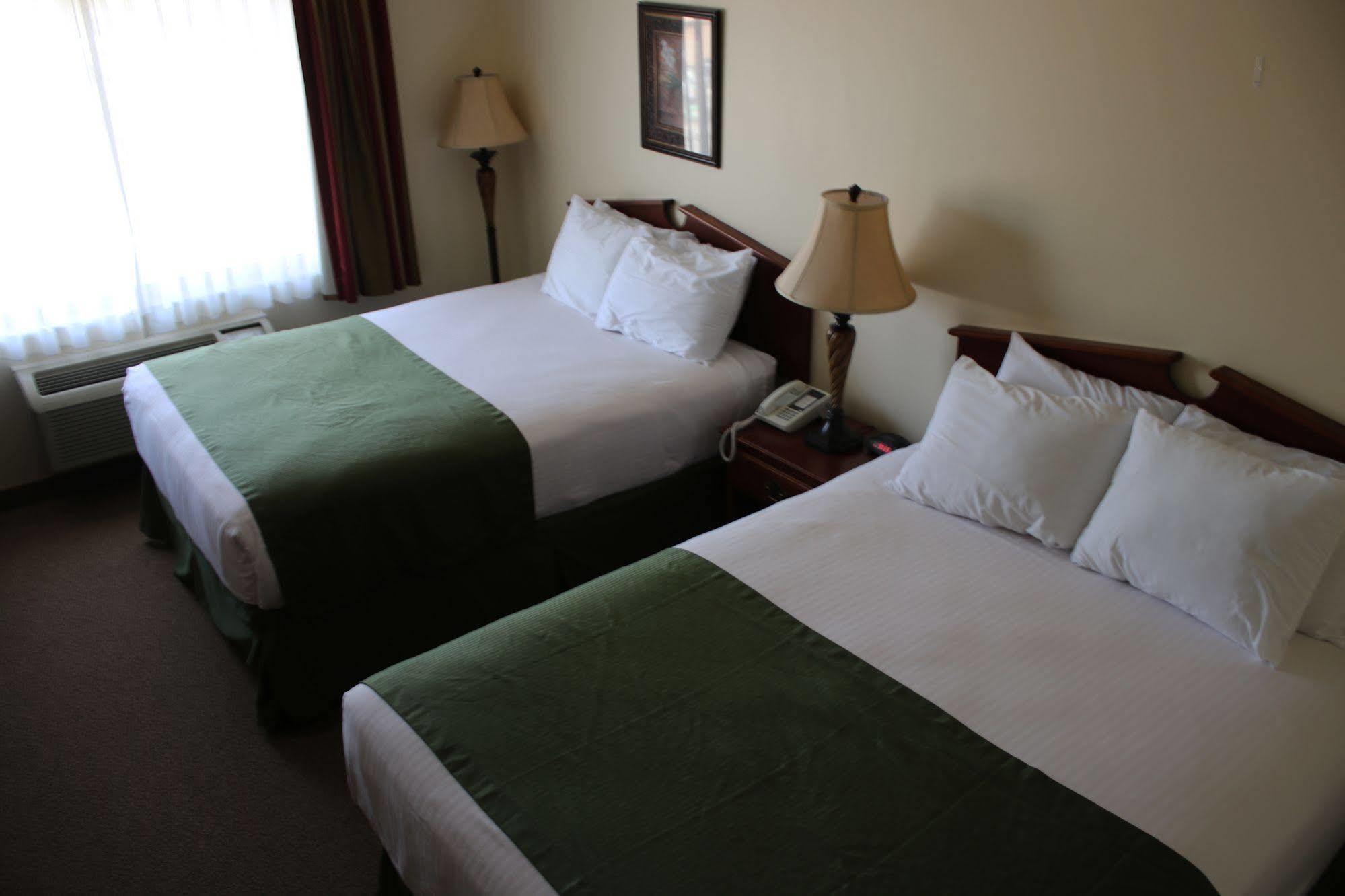 The Edgewood Hotel And Suites Fairbury Eksteriør billede