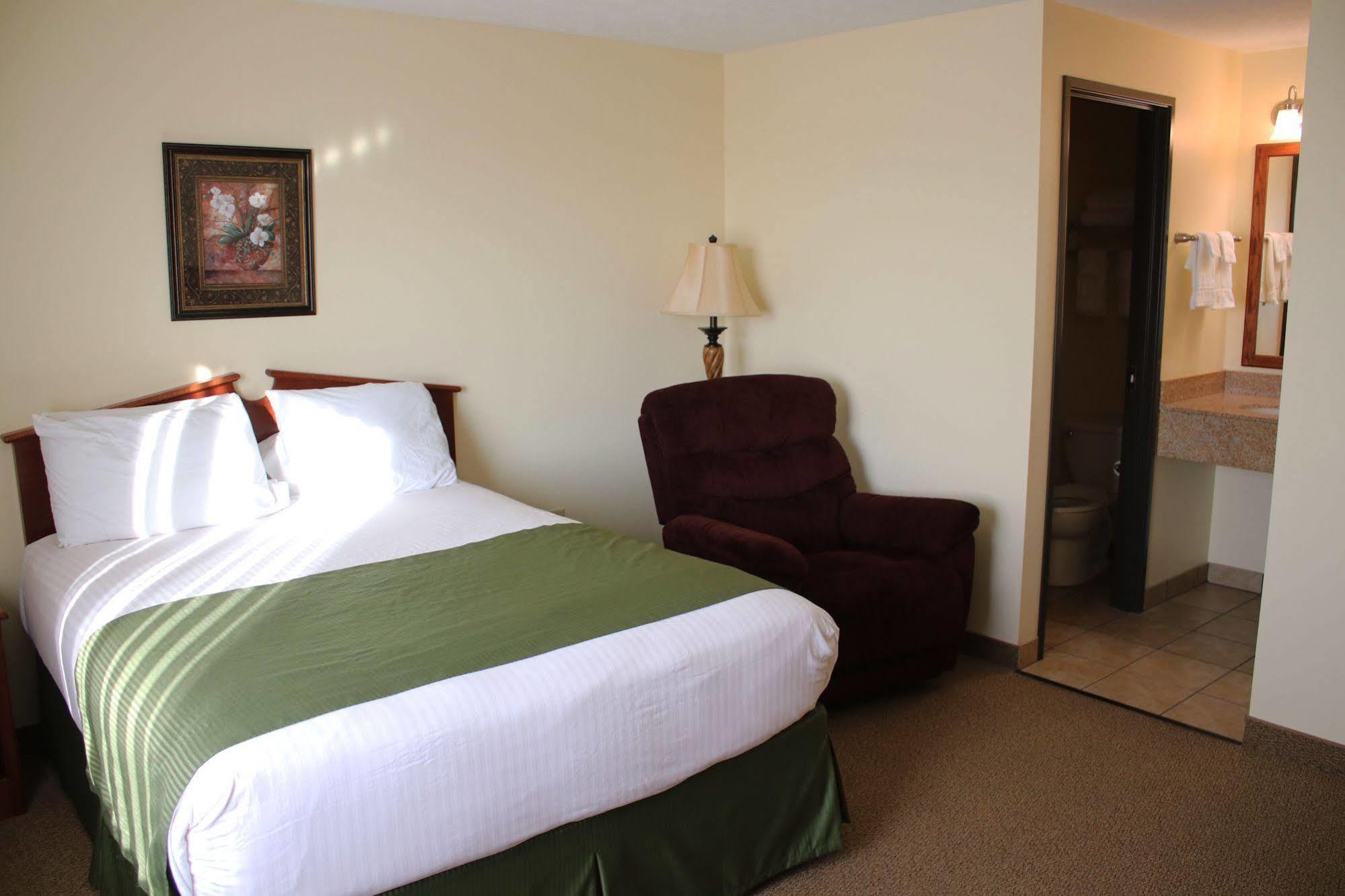 The Edgewood Hotel And Suites Fairbury Eksteriør billede