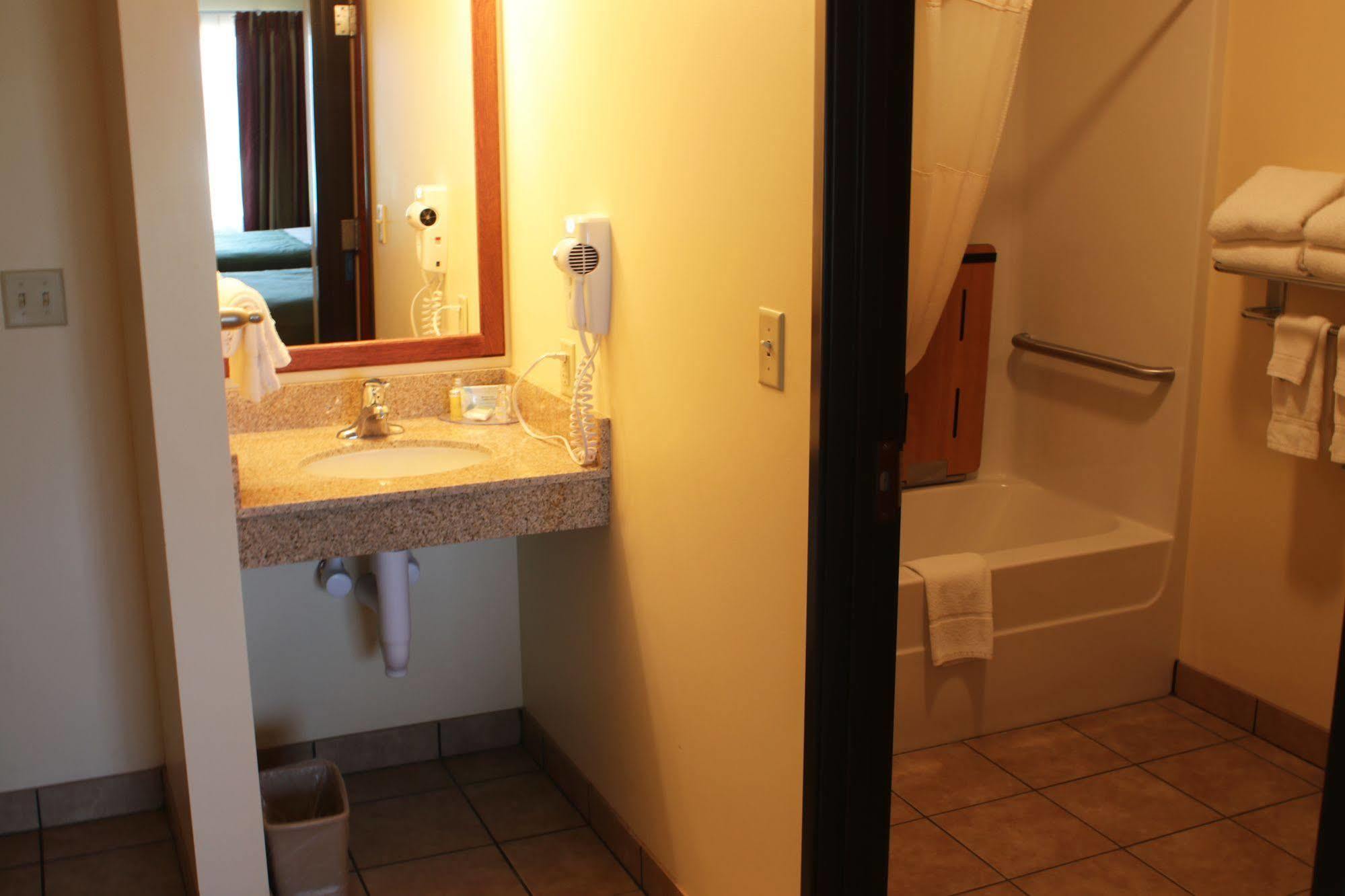 The Edgewood Hotel And Suites Fairbury Eksteriør billede