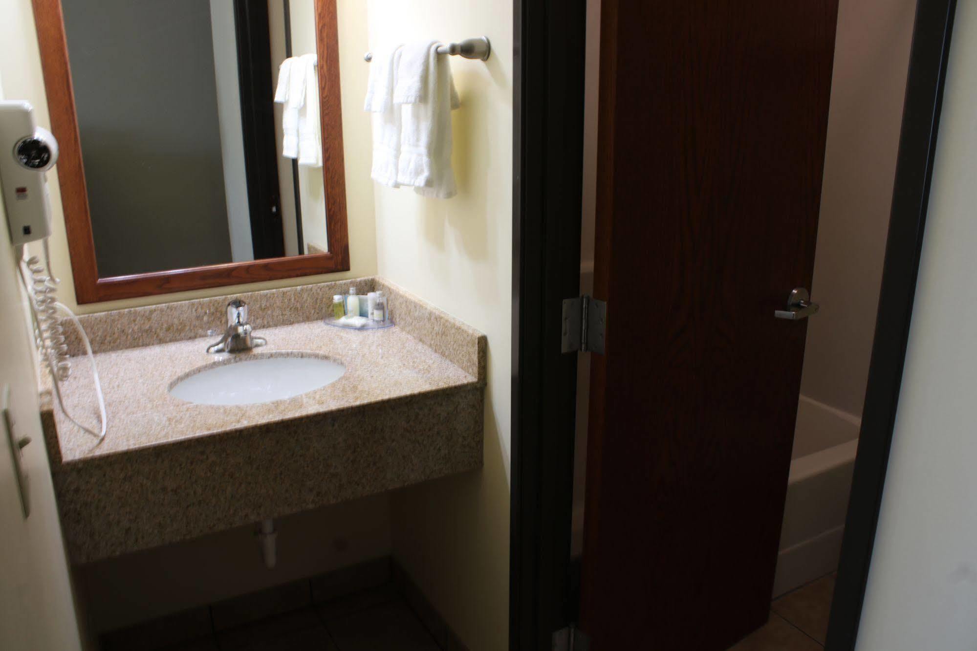 The Edgewood Hotel And Suites Fairbury Eksteriør billede