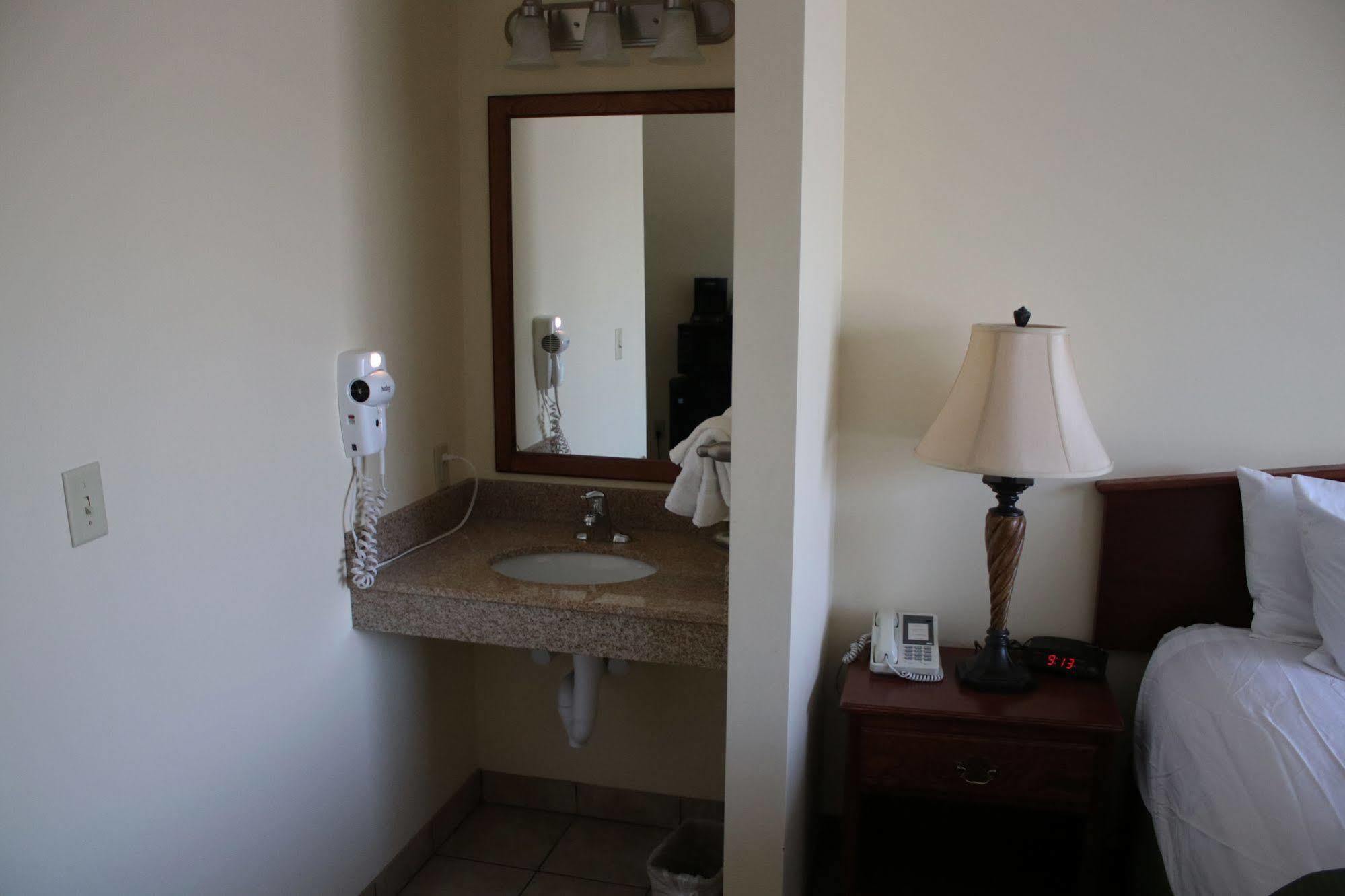 The Edgewood Hotel And Suites Fairbury Eksteriør billede