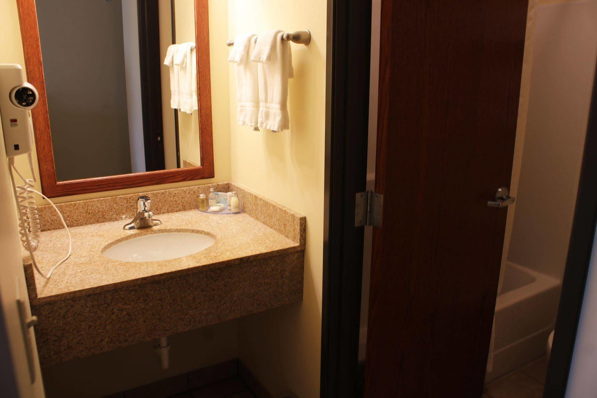 The Edgewood Hotel And Suites Fairbury Eksteriør billede