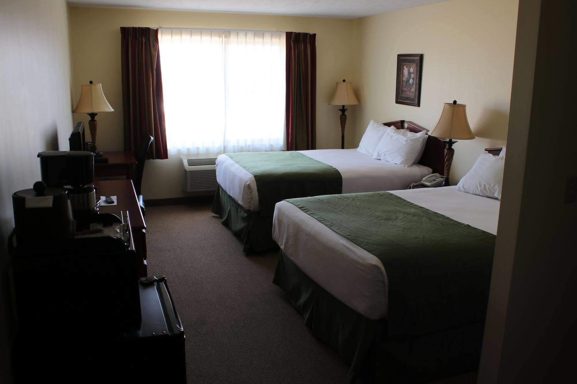 The Edgewood Hotel And Suites Fairbury Eksteriør billede