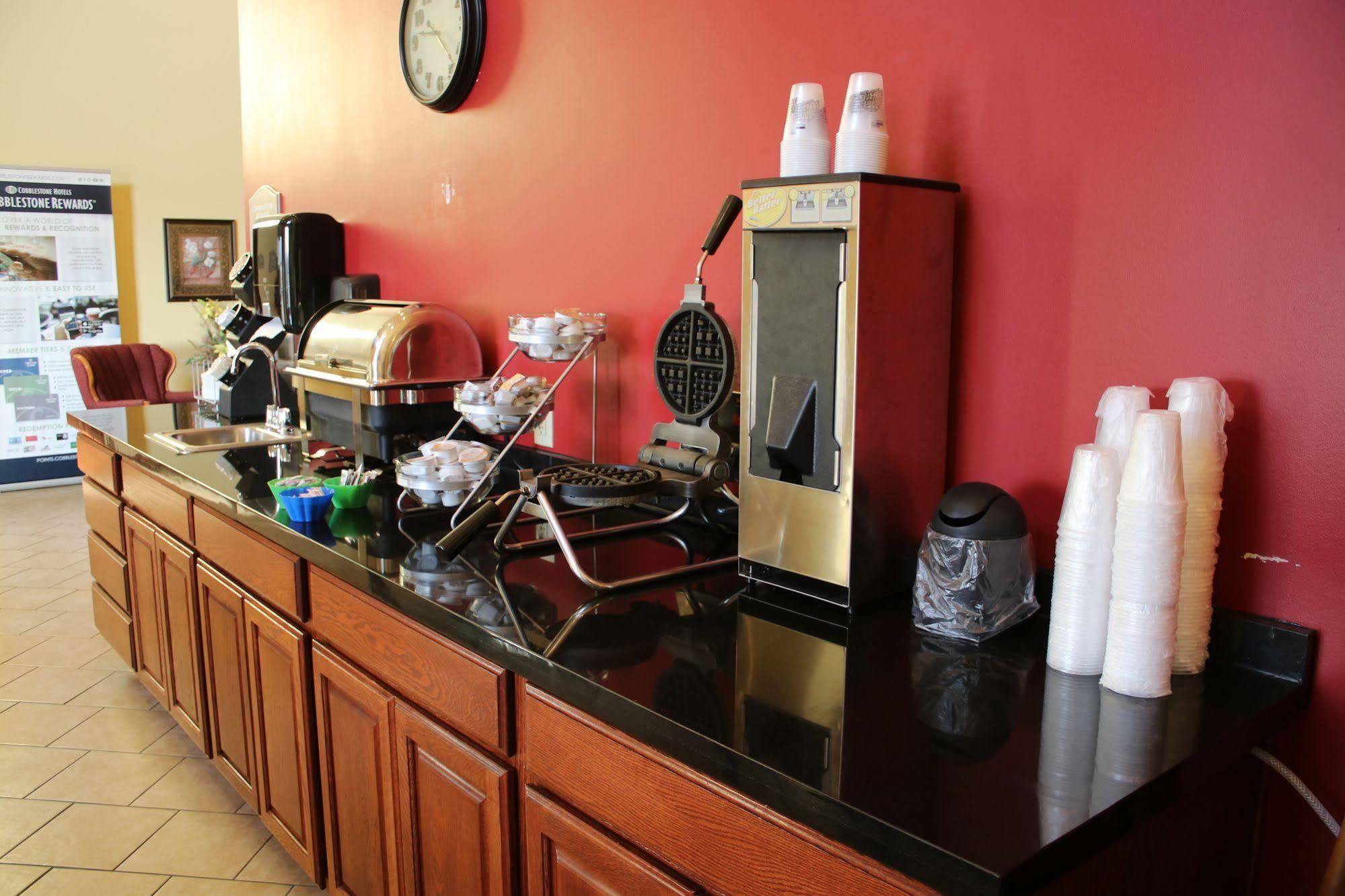 The Edgewood Hotel And Suites Fairbury Eksteriør billede