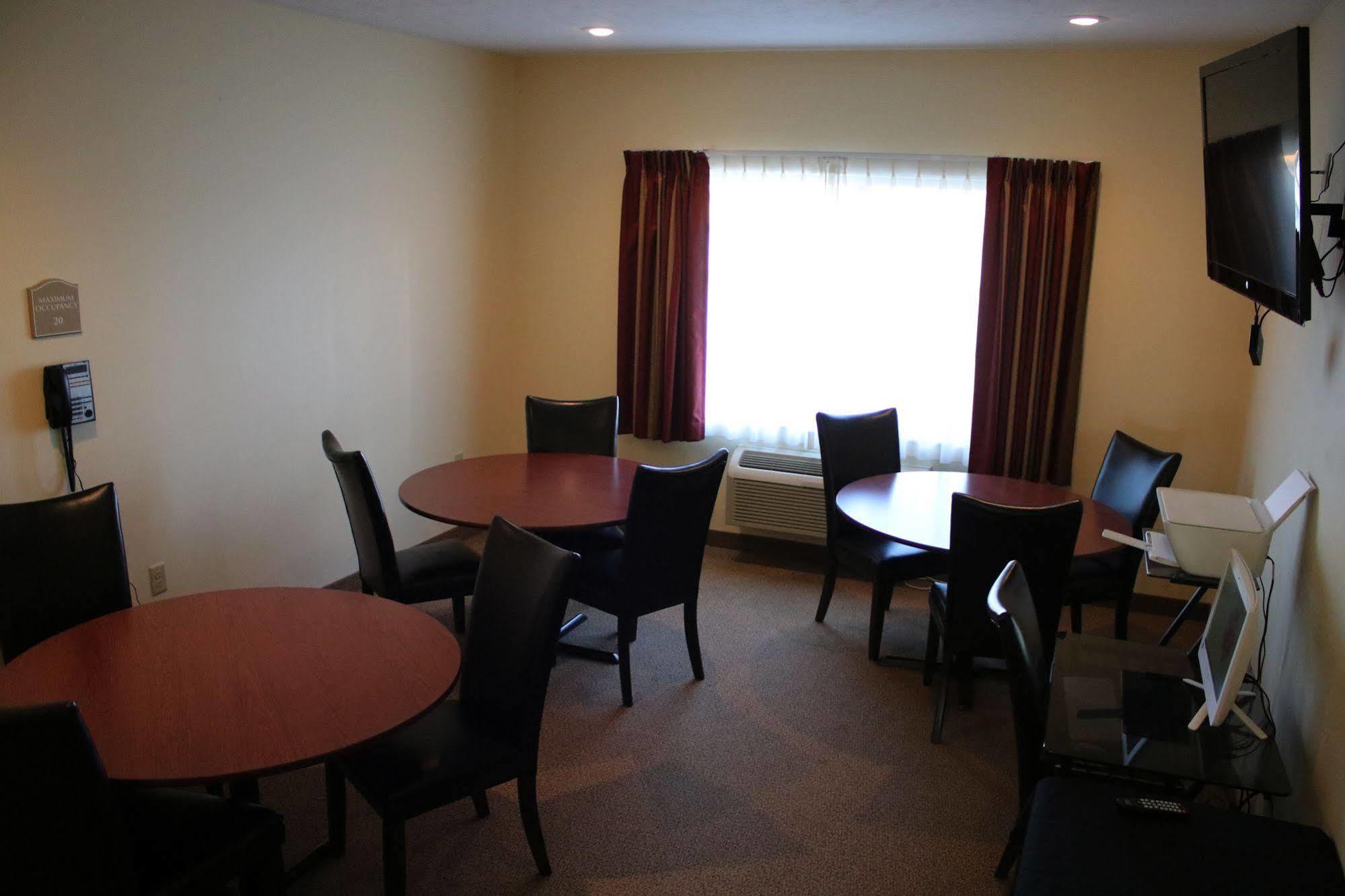 The Edgewood Hotel And Suites Fairbury Eksteriør billede