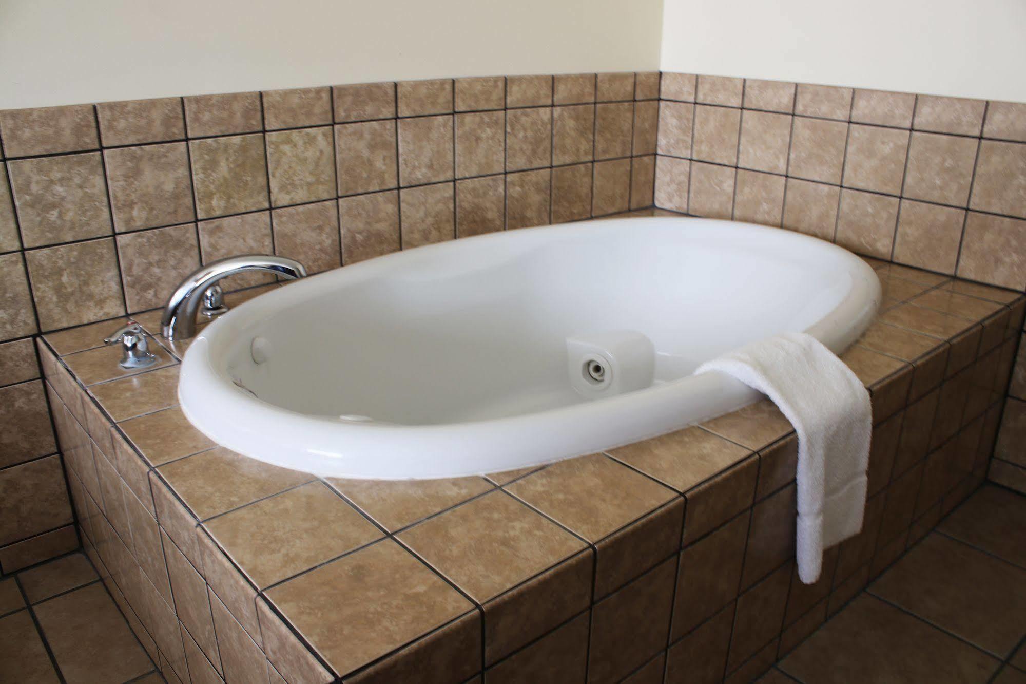The Edgewood Hotel And Suites Fairbury Eksteriør billede