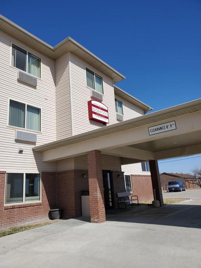 The Edgewood Hotel And Suites Fairbury Eksteriør billede