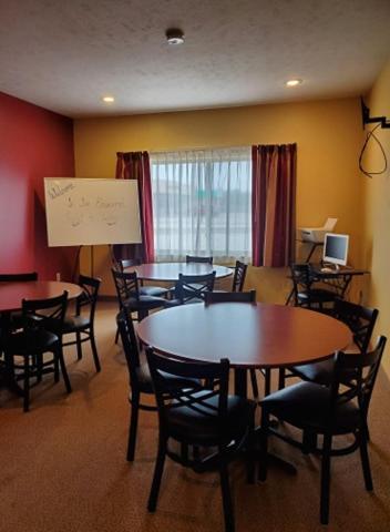The Edgewood Hotel And Suites Fairbury Eksteriør billede